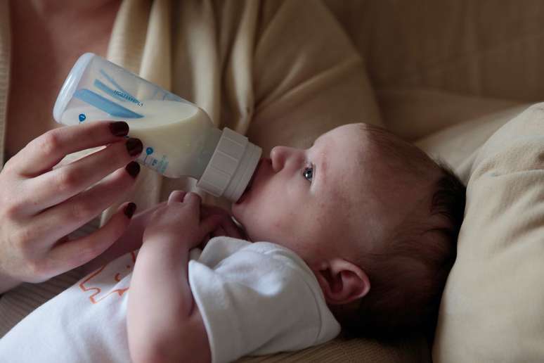 OMS passa a recomendar uso de leite de vaca integral para bebês com mais de 6 meses, em casos de exceção (Imagem: Lucy Wolski/Unsplash)