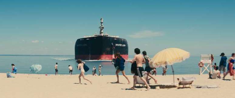Cena de ‘O Mundo Depois de Nós’ mostra navio avançando sobre banhistas na praia