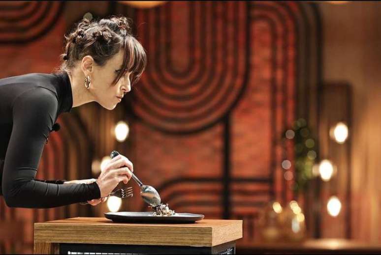Chef Helena Rizzo avalia as sobremesas feitas na prova eliminatória desta última terça-feira (15).