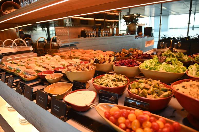 Buffet da Sala VIP Lounge Mastercard Black, no Terminal 3 em Guarulhos