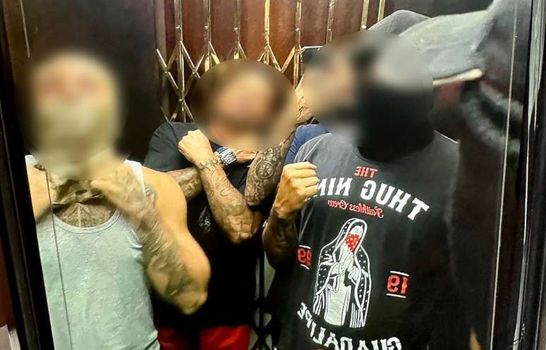Imagem mostra homens brancos e tatuados identificados pela Polícia Civil como suspeitos de participar do grupo de "justiceiros", que caçam ladrões pelas ruas da Zona Sul do Rio de Janeiro. O rosto deles não aparece.