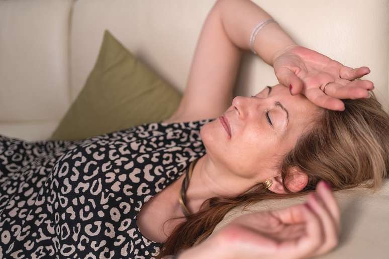 Mudanças hormonais combinadas a outros sintomas, como suor noturno, podem intensificar o odor corporal