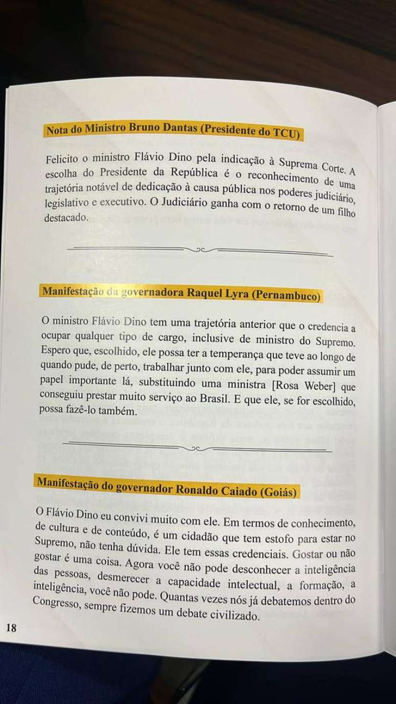 Trechos do livreto feitos por Dino com elogios feitos pelos governadores Ronaldo Caiado (Uni&atilde;o-GO) e Raquel Lyra (PSDB-PE)
