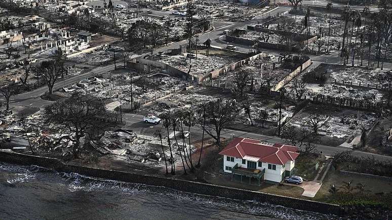 Única casa em pé em bairro devastado pelo fogo em Maui, no Havaí