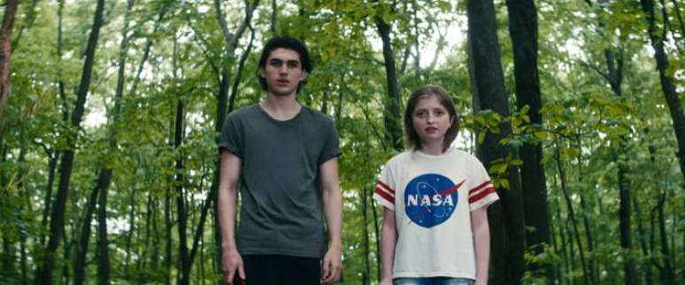 'O Mundo Depois de N&oacute;s' (2023) Charlie Evans como Archie e Farrah Mackenzie como Rose. CR: Netflix/Divulga&ccedil;&atilde;o