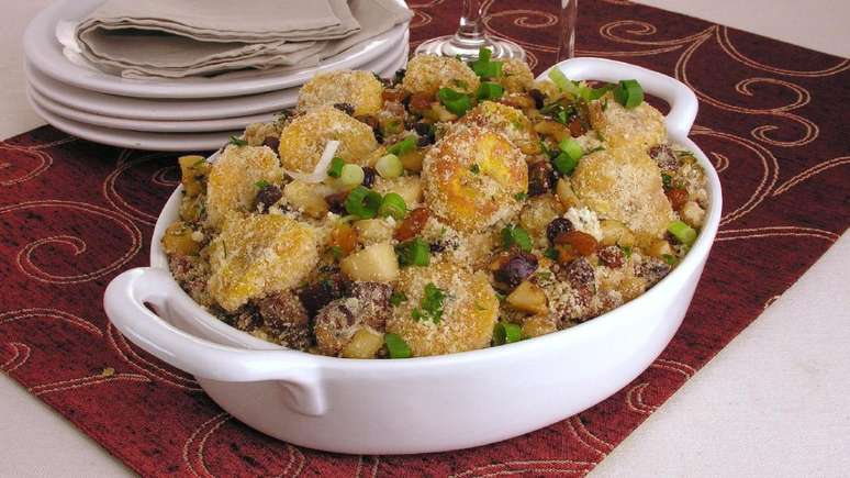 Farofa with banana and Brazil nut to surprise
