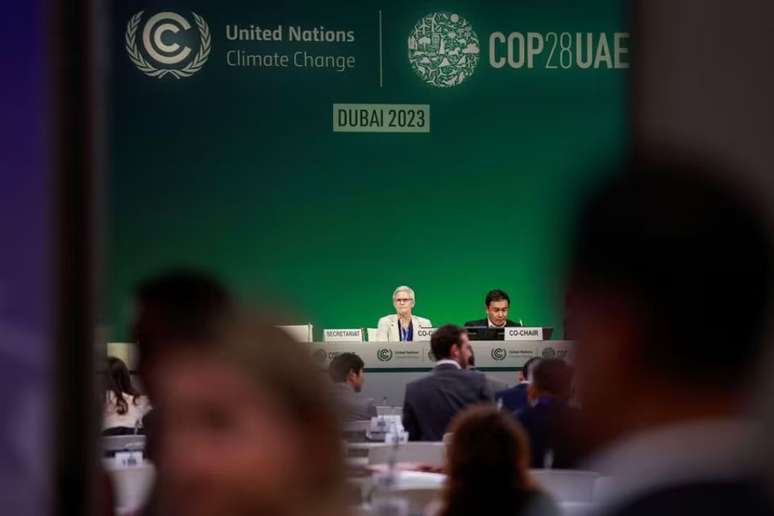 Delegados durante rodada de negociações sobre o texto final da COP-28, em Dubai