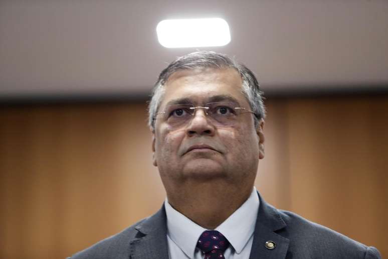 O ministro da Justiça e Segurança Pública, Flávio Dino, apresentou, nesta terça-feira (5), durante entrevista coletiva realizada na sede do Ministério, em Brasília, o resultado da operação contra quadrilha suspeita pelo envio de 43 mil armas entre 2019 e 2022 para as maiores facções criminosas brasileiras. Ao todo, estão sendo cumpridos 25 mandados de prisão preventiva e 52 mandados de busca e apreensão no Brasil, Paraguai e Estados Unidos. 05/12/2023