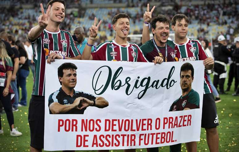 Diniz é celebrado pela torcida tricolor após a conquista da Libertadores