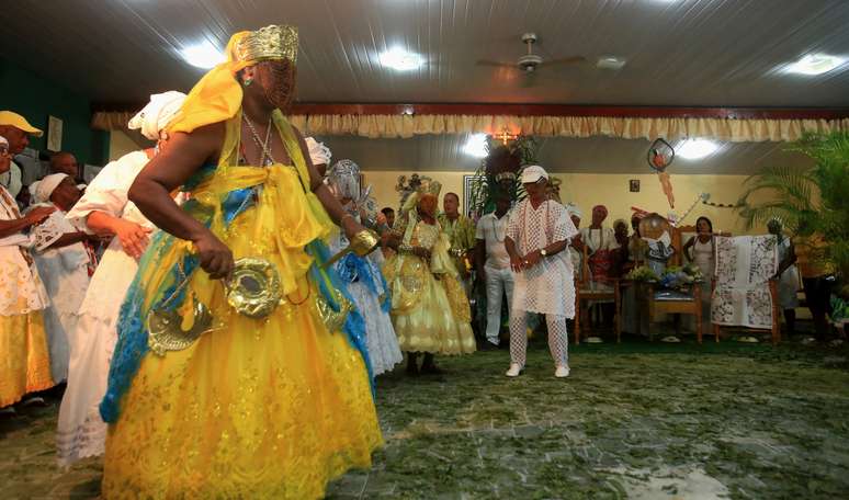 Rituais do Candomblé contam com oferendas, batuques e danças para os Orixás 