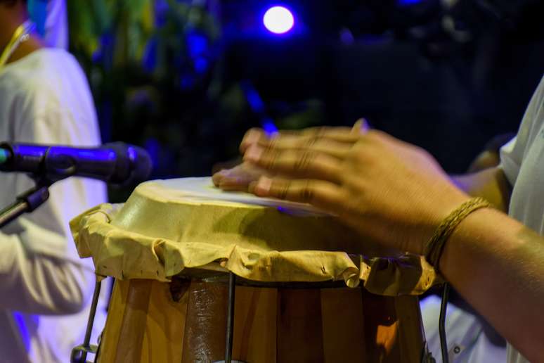 A música vinda de instrumentos de origem africana é peça fundamental dos ritos que acontecem nos terreiros