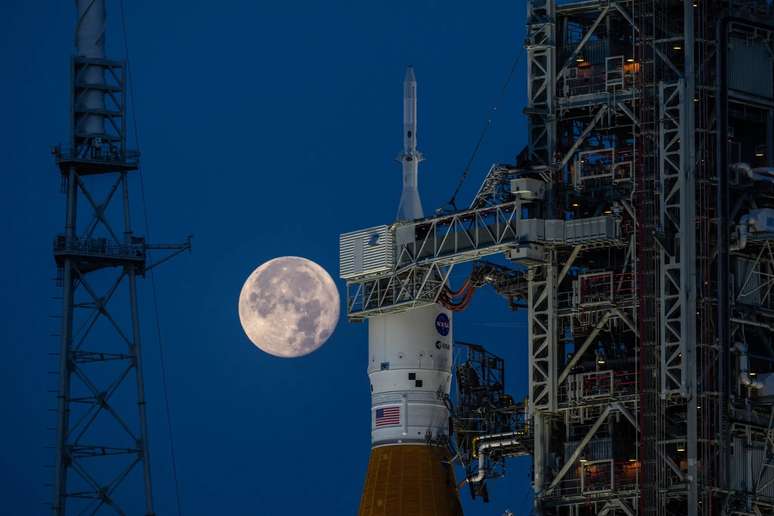 Artemis II, a primeira missão americana a enviar astronautas para perto da Lua em mais de 50 anos, não será realizada no final deste ano