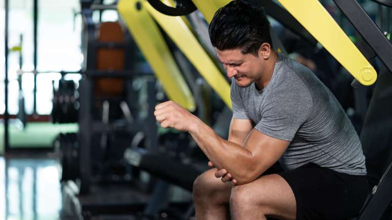 Dor no cotovelo na musculação – Shutterstock