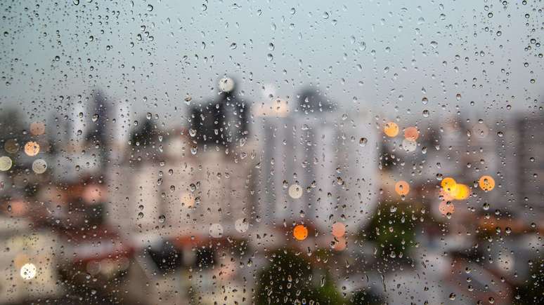 Estar ao ar livre durante uma tempestade apresenta riscos