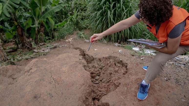 Rachadura na terra é um das 'cicatrizes' que apontam para risco de deslizamento