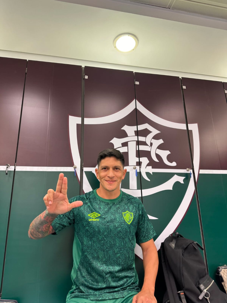 Cano veste a nova camisa de treino do Fluminense 