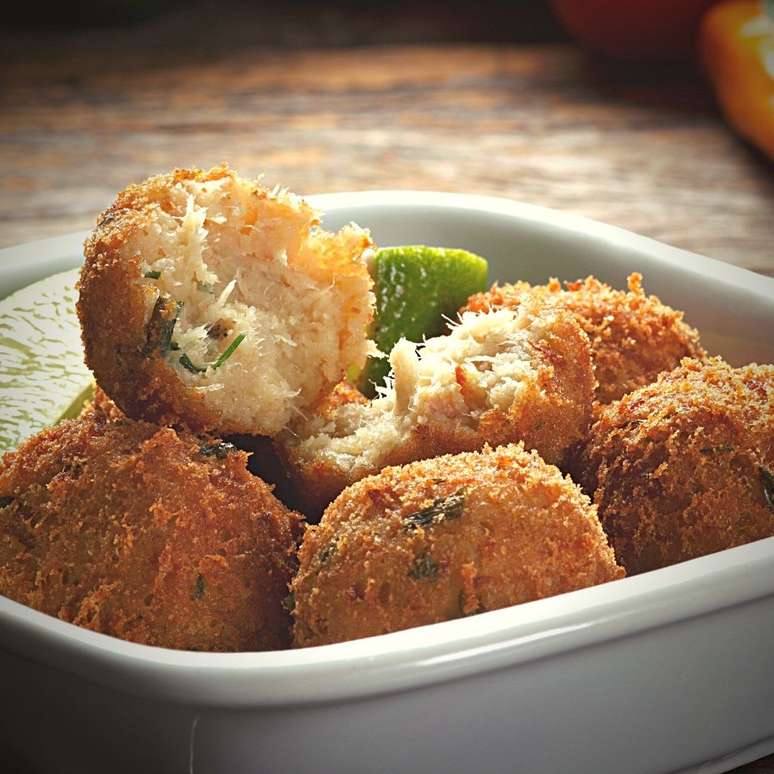 BOLINHO DE BACALHAU