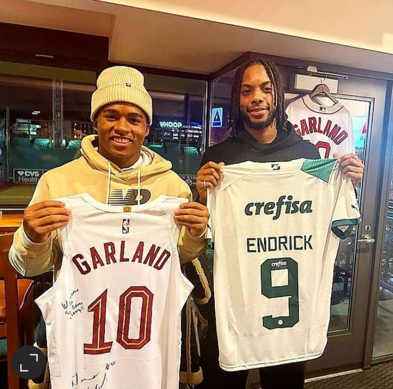 Endrick e Garland trocam camisas do Palmeiras e dos Cavaliers.