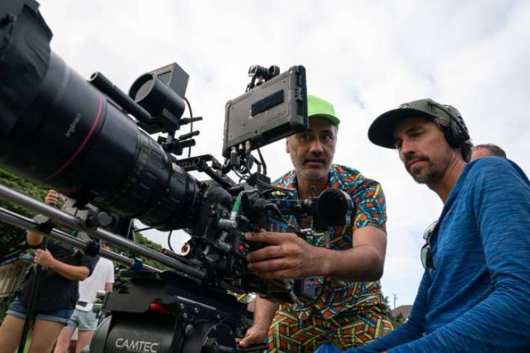 Cineasts Taika Waititi no set de filmagem de 'Quem Fizer Ganha'