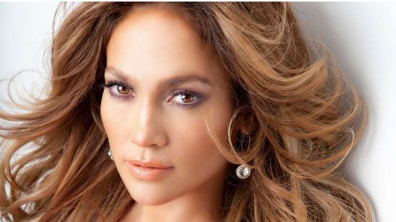 Jennifer Lopez shows off a luxurious and gigantic Christmas tree