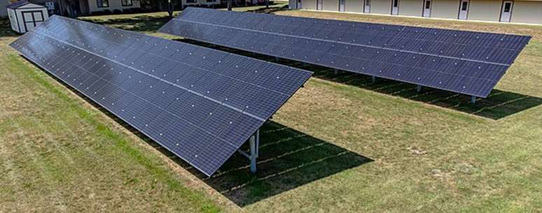 O consumo da energia solar tem vantagens: é fonte renovável e inesgotável de energia, não polui e requer áreas menos extensas para ser produzida.