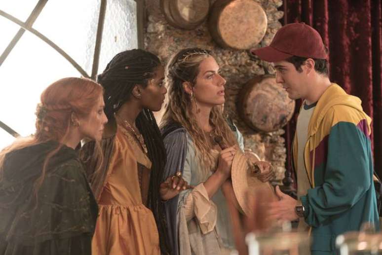 Cena de ‘A Magia de Aruna’, com Cleo (Cloe), Erika Januza (Latifa), Giovanna Ewbank (Juno) e Caio Manhente (Ariel), no Disney+