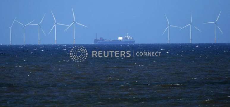 Navio passa pelo parque eólico offshore de Barrow, desenvolvido pelos grupos de energia britânicos e dinamarqueses Centrica e DONG Energy, na costa de Cumbria, Inglaterra
12/04/2011
REUTERS/David Moir