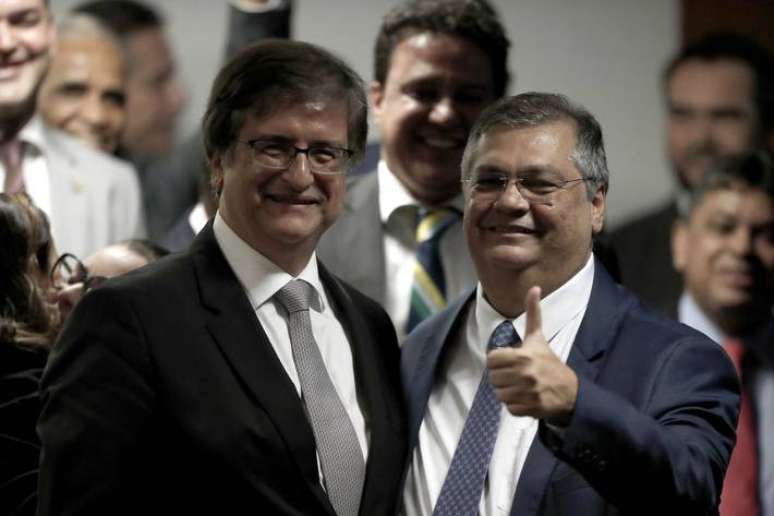 Flávio Dino e Paulo Gonet Branco posam juntos para foto após serem aprovados em sabatina da Comissão de Constituição e Justiça do Senado