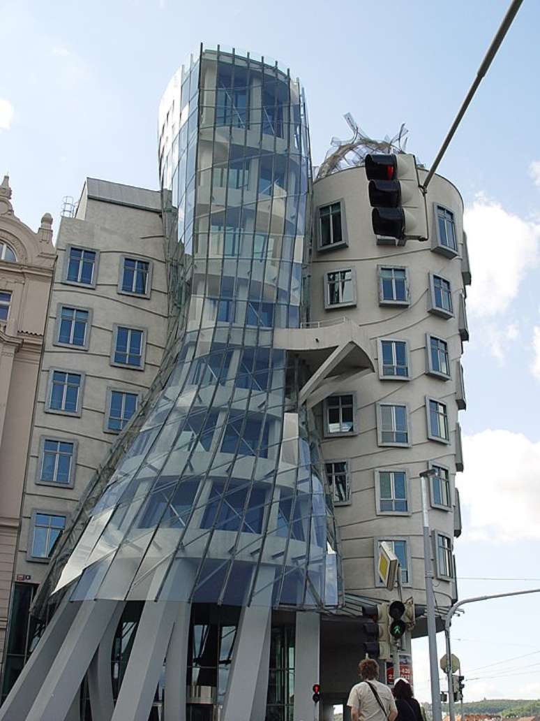 Casa Dançante -Tchéquia - Este prédio de escritórios em Praga diverte pela sensação de movimento. Erguido em 2 anos, foi aberto em 1996, também é chamado de "Fred E Ginger", numa alusão a Fred Astaire e Ginger Rogers, astros de musicais da Era de Ouro de Hollywood.