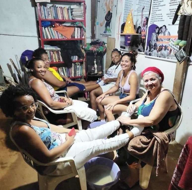 De jovens a mulheres experientes, não há idade para participar do grupo Mulheres do Calafate, na periferia de Salvador