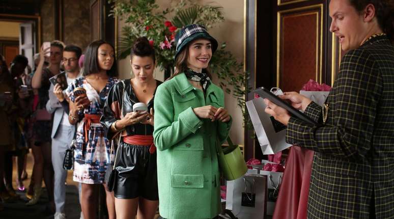 Protagonista de 'Emily em Paris', Lily Collins aparece com figurantes em cena