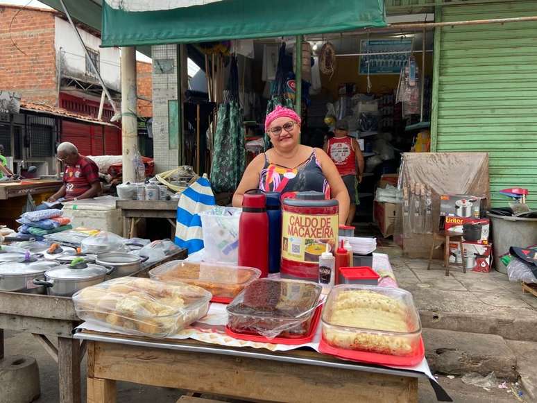 Diva trabalha o dia inteiro na Feira do Mangueirão: vende camarão pela manhã e, de tarde, um cafezinho recheado de afeto