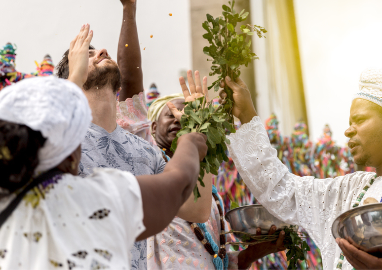 Entenda o que é Pai e Mãe de Santo e quais são as responsabilidades deles na religião