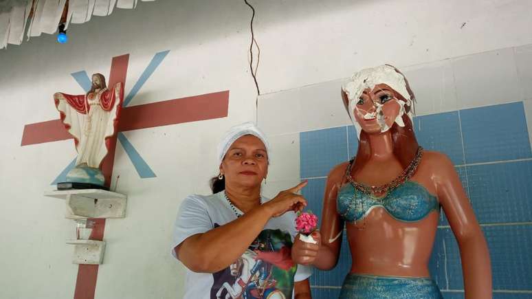 Mãe Ângela mostra estátua vandalizada no terreiro de umbanda. Foto: Ascom/Agência Distrital de Mosqueiro