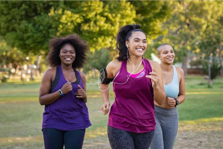 Correr no sol exige cuidados para proteger a pele 