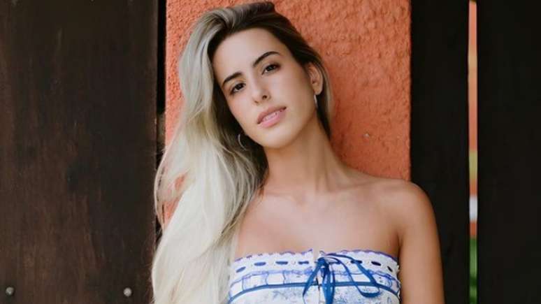 Gloria Pires’ daughter causes a sensation by posing in a thong bikini Gloria Pires’ daughter causes a sensation by posing in a thong bikini