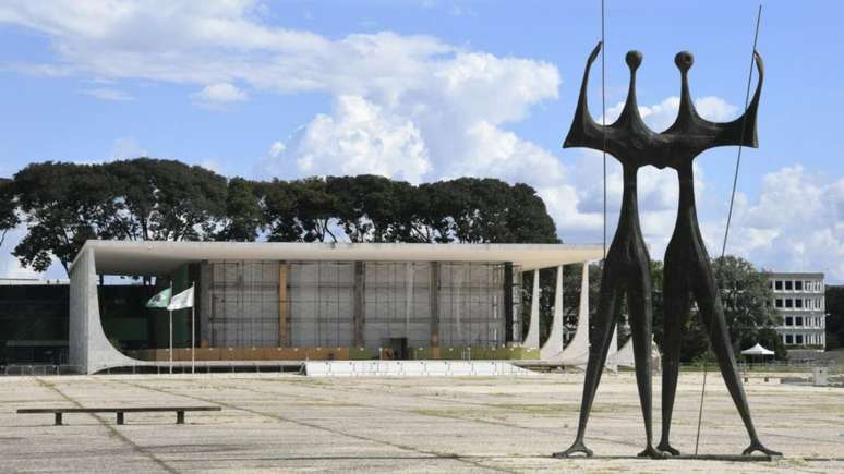 Praça dos Três Poderes, em Brasília, com o prédio do STF ao fundo