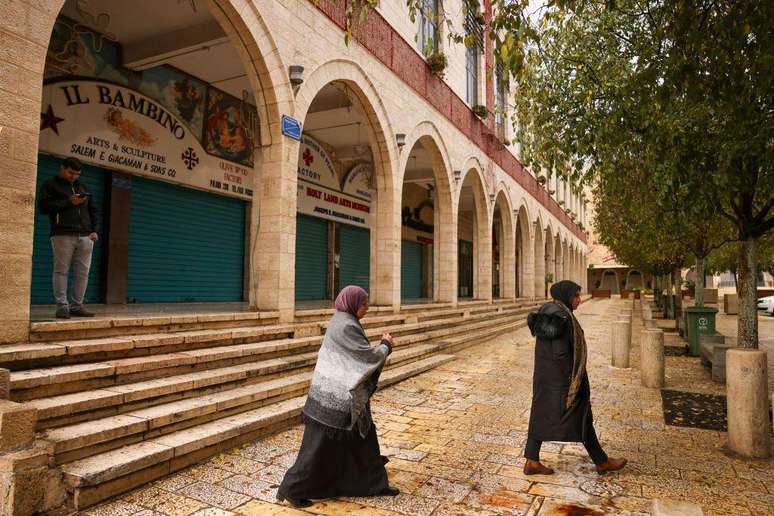 A maioria das lojas e restaurantes da Praça da Manjedoura de Belém estão fechadas atualmente