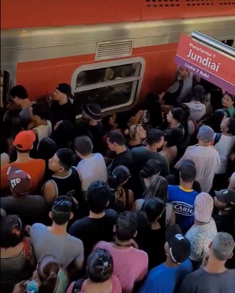 Descarrilamento de trem na Linha 7-Rubi da CPTM provoca transtornos aos passageiros.