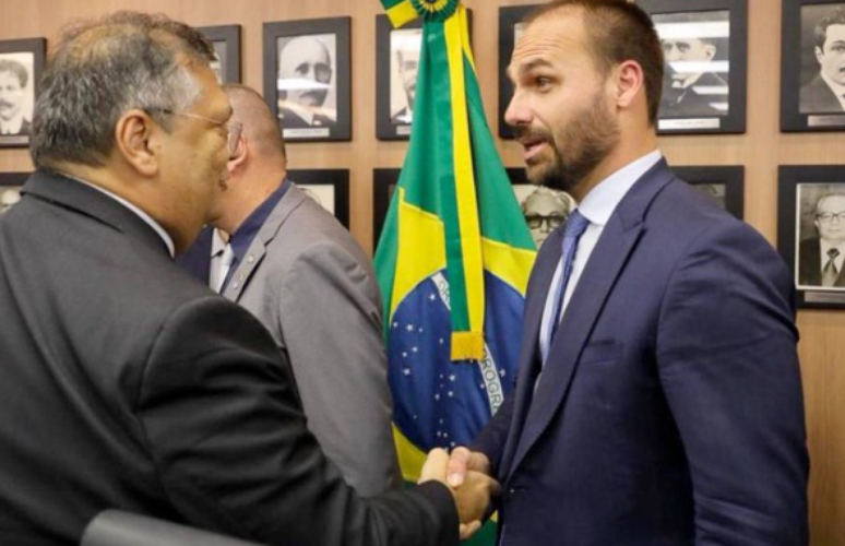 Eduardo Bolsonaro se explica sobre foto com Dino: 'Nunca tinha visto e não tenho orgulho dela'