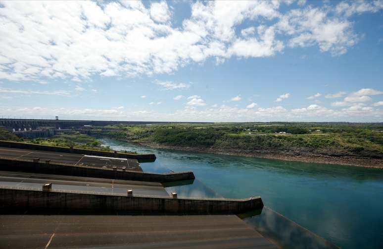 Visão da barragem da usina hidrelétrica de Itaipu em 2021