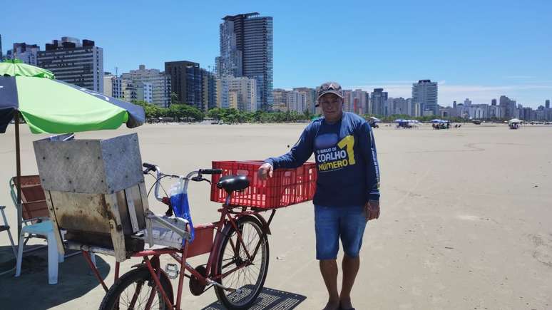 Silmar sells cheese and meat on his bicycle, but 30% of his body was injured in an accident during barbecue at home