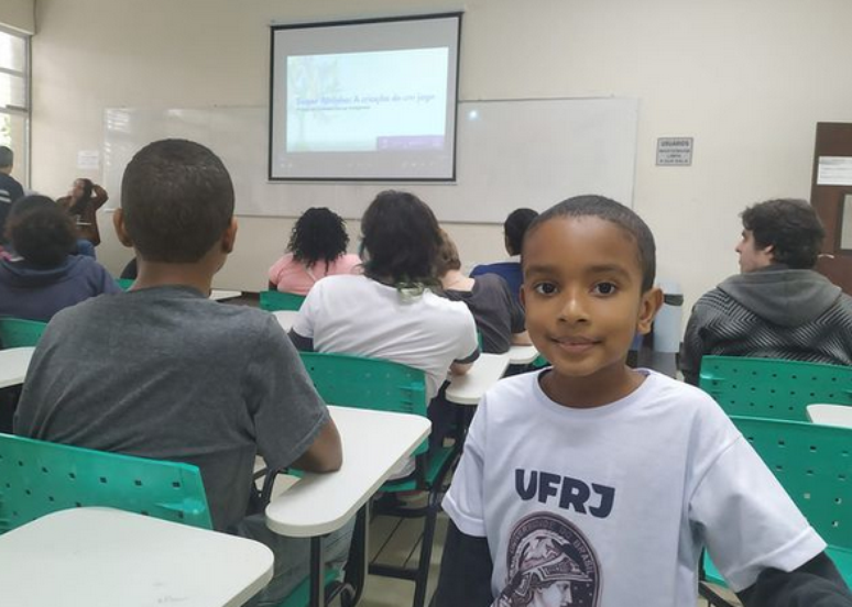 Álvaro é o aluno mais novo do curso de robótica oferecido na UFRJ