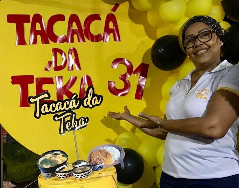 Teka comemorando mais de três décadas de trabalho: já vendeu tacacá em carrinho na rua, em restaurante e agora em trailer