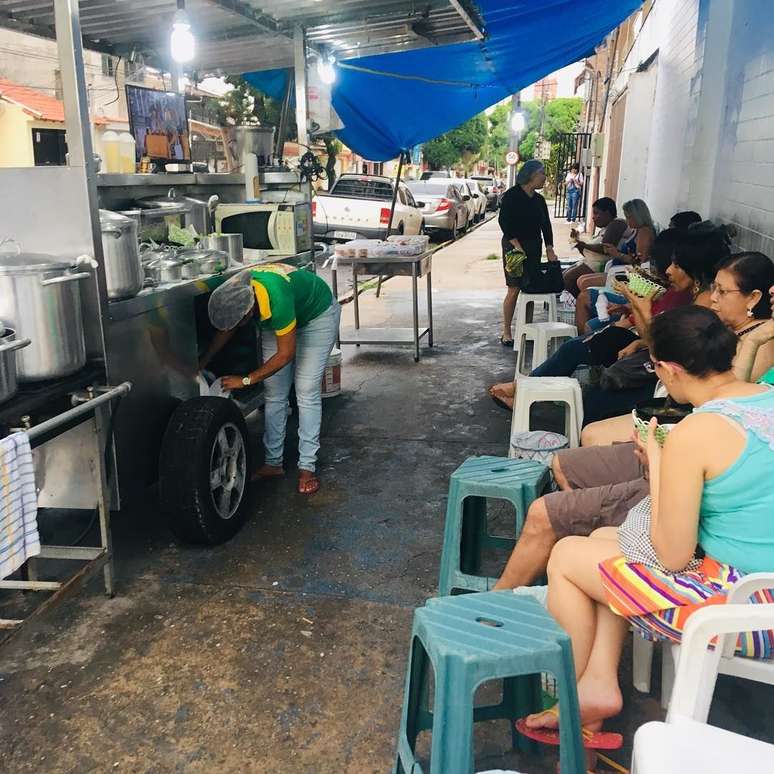 Diva em um dos seus carrinhos de tacacá, no bairro da Pedreira, em Belém: atendimento presencial e por delivery