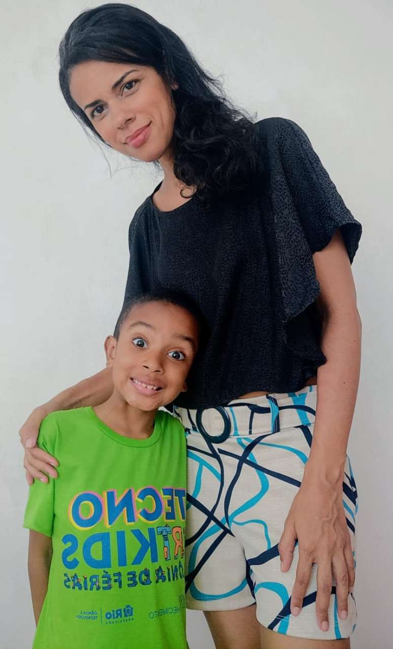 Álvaro ao lado da mãe, Priscila, que o apoiou na decisão de sair da escola