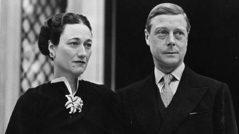 Impossibilitado de conciliar o desejo de se casar com Wallis Simpson e a coroa real, Edward 8º abdicou ao trono britânico, em uma decisão que abalou o país em 1936