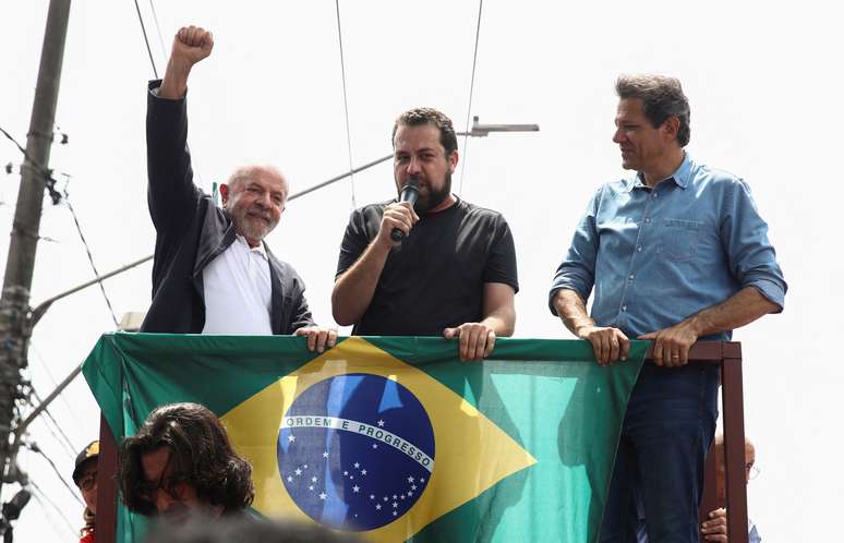 O presidente Lula, ao lado de Guilherme Boulos e do futuro ministro Fernando Haddad, durante as eleições de 2022