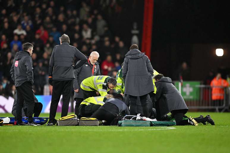 Capitão de time da Premier League desmaia em campo, e jogo é encerrado