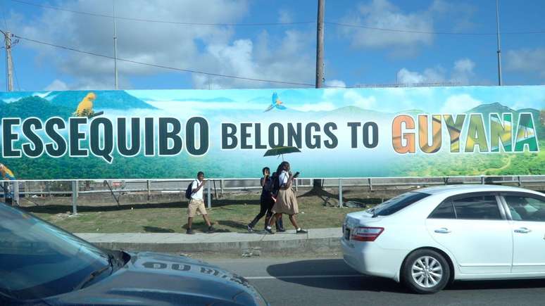 Um mural em Georgetown que diz: 'Essequibo pertence à Guiana'